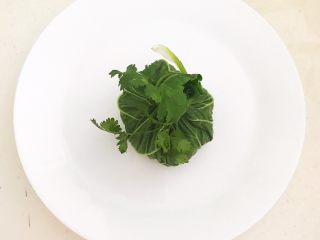 25、非常独特的东北饭包,用一根香菜叶把白菜叶上端捆住,一个饭包做好了