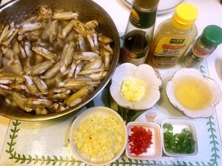 1、清蒸鲜味蛏子,所用食材：蛏子，蒜末，红椒丁，香葱碎，姜片，蒸鱼豉油，鸡汁，白胡椒粉，啤酒