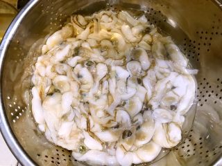 2、清蒸鲜味蛏子,蛏子剥去外壳，留蛏子肉洗净控干水分