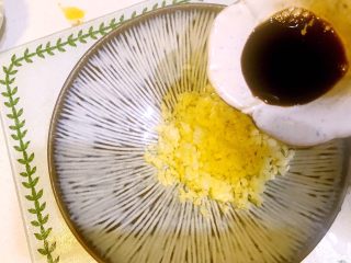 7、清蒸鲜味蛏子,倒入蒸鱼豉油