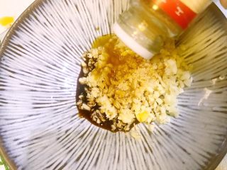 9、清蒸鲜味蛏子,撒入少许白胡椒粉