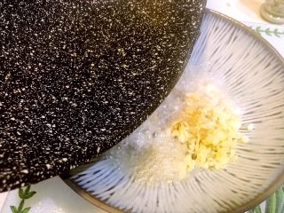 11、清蒸鲜味蛏子,倒入蒜末中搅拌均匀后备用