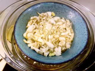 12、清蒸鲜味蛏子,蛏子腌制后沥出水分，放入容器中入蒸锅大火蒸熟，约15分钟（大而扁的容器，蒸的时间会短一些）