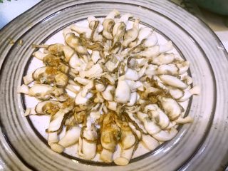 13、清蒸鲜味蛏子,蒸熟后沥出多余汤汁（汤汁可做汤，不要浪费哦），摆盘