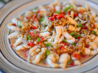 15、清蒸鲜味蛏子,撒上葱花和红椒丁即可