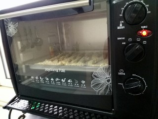 14、奶香鸡柳（烤箱版）,放入预热好的烤箱，中层，180度，18分钟