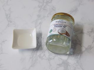 3、【燕麦香蕉Pancake】(素食低脂版),椰子油有一股椰香味，加一点点就特别香！推荐大家买一瓶特别适合做甜点用，没有椰子油可用其他食用油代替。