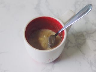4、【燕麦香蕉Pancake】(素食低脂版),香蕉用叉子捣成泥，越细腻越好。