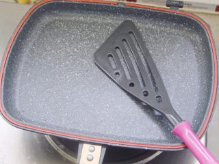 7、【燕麦香蕉Pancake】(素食低脂版),准备好不粘平底锅和平铲，锅要干净不能有水！还要准备一个合适的大勺子，以它为一个饼的标准舀面糊，之后做出来的Pancake才能大小基本相同。