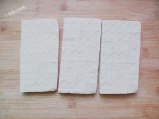 1、自制卤豆干,准备白豆干，我买的是2块钱三块