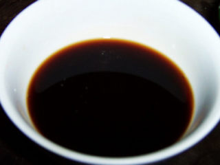 6、自制卤豆干,1勺老抽 ，2勺生抽，半勺盐倒入碗里搅拌均匀