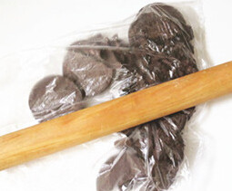 3、蓝莓乳酪蛋糕,将奥利奥饼干去芯压至粉碎，