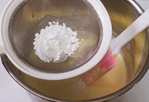 8、蓝莓乳酪蛋糕,柠檬汁混合拌匀，筛入玉米淀粉拌匀