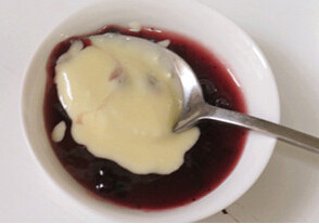 9、蓝莓乳酪蛋糕,取一大勺原味的乳酪面糊倒入蓝莓酱中拌匀；