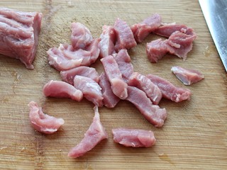 1、糖醋里脊,猪里脊洗净后切成小手指粗细的条状