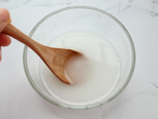 3、糖醋里脊,小碗中放入两汤匙醋、三汤匙糖、半茶匙盐、一平匙淀粉、20克清水，搅拌均匀成芡汁备用