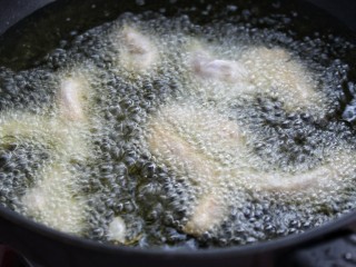 6、糖醋里脊,锅中放油烧至八成热，将肉条一条一条的放入锅中，用小火炸制