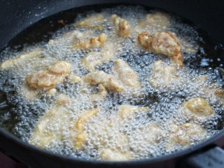 8、糖醋里脊,再次升高锅中油温，把炸好的肉条放入锅中复炸一遍