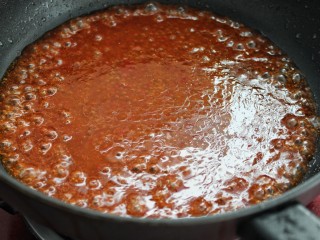 11、糖醋里脊,倒入调好的芡汁煮至浓稠油亮