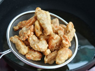 9、糖醋里脊,炸至表面金黄捞出控油