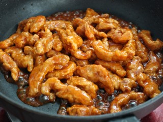 13、糖醋里脊,快速翻炒均匀出锅即可，也可以撒少许熟芝麻