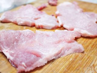 2、几乎无油的“炸”猪排,猪排的要求是买来的时候要比较薄。然后剔骨。一整片都是无骨的。