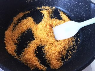 8、几乎无油的“炸”猪排,平底锅放一点点的油，炒制面包糠。至金黄色。