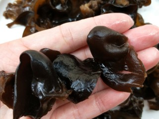 3、营养黄花菜木耳炒肉,手撕小朵备用。