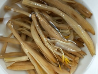 5、营养黄花菜木耳炒肉,温水泡开，剪去黄花菜的硬根，备用。