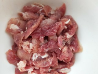 6、营养黄花菜木耳炒肉,准备前腿肉，切丝。