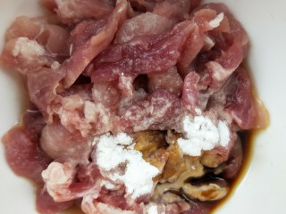 7、营养黄花菜木耳炒肉,放料酒、生抽、嫩肉粉搅拌腌制十五分钟。