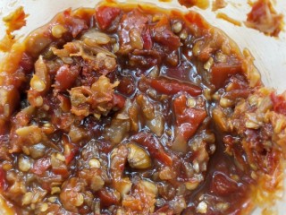 8、营养黄花菜木耳炒肉,准备一勺鲜椒酱。