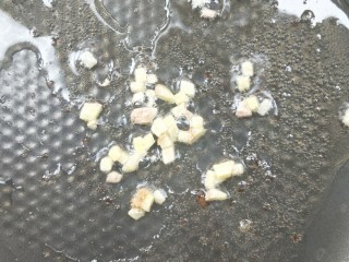 11、营养黄花菜木耳炒肉,起油锅，放姜末煸出味。