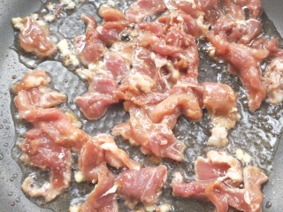 12、营养黄花菜木耳炒肉,倒入前腿肉。