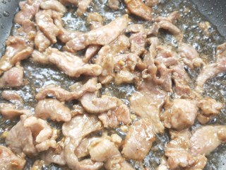 13、营养黄花菜木耳炒肉,炒至变色。