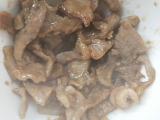 14、营养黄花菜木耳炒肉,盛出备用。