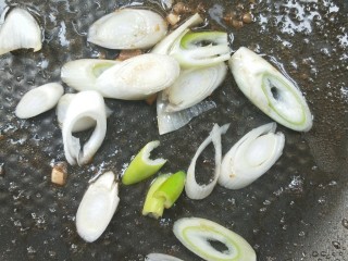 15、营养黄花菜木耳炒肉,锅中放葱煸香。