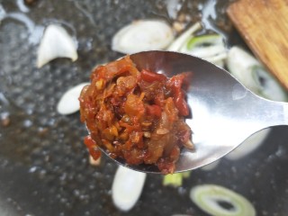 16、营养黄花菜木耳炒肉,放一勺鲜椒酱。