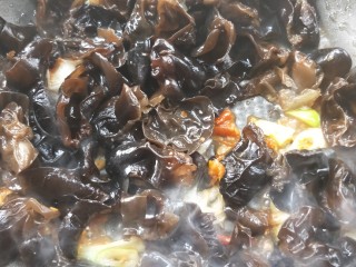 18、营养黄花菜木耳炒肉,倒入沥干水的木耳，翻炒均匀。