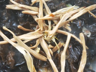 19、营养黄花菜木耳炒肉,倒入沥干水的黄花菜。