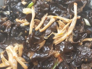 20、营养黄花菜木耳炒肉,加生抽，翻炒均匀。