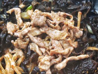 21、营养黄花菜木耳炒肉,倒入肉丝。