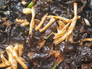 22、营养黄花菜木耳炒肉,继续翻炒均匀入味。