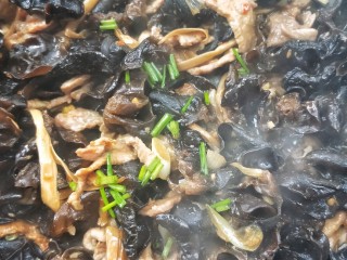 23、营养黄花菜木耳炒肉,关火，撒香葱花。