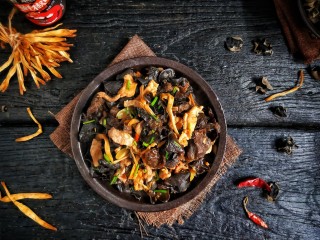 24、营养黄花菜木耳炒肉,盛盘。