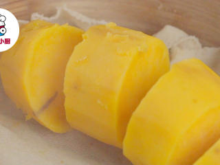 2、低卡红薯燕麦饼,红薯350g，切块蒸熟，碾压成泥