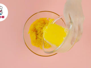 3、低卡红薯燕麦饼,鸡蛋1个，打散，加入红薯泥中，搅拌均匀