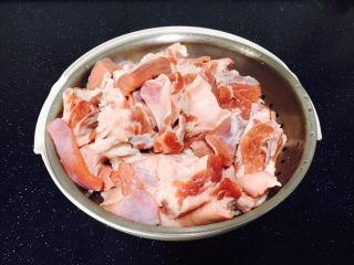 2、#咸味# 土豆烧牛肉,切好的牛肉块放在凉水里浸泡半个小时，然后洗干净。