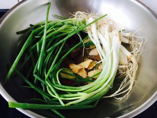 9、#咸味# 土豆烧牛肉,放入小香葱