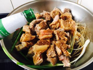 12、#咸味# 土豆烧牛肉,倒入1瓶啤酒